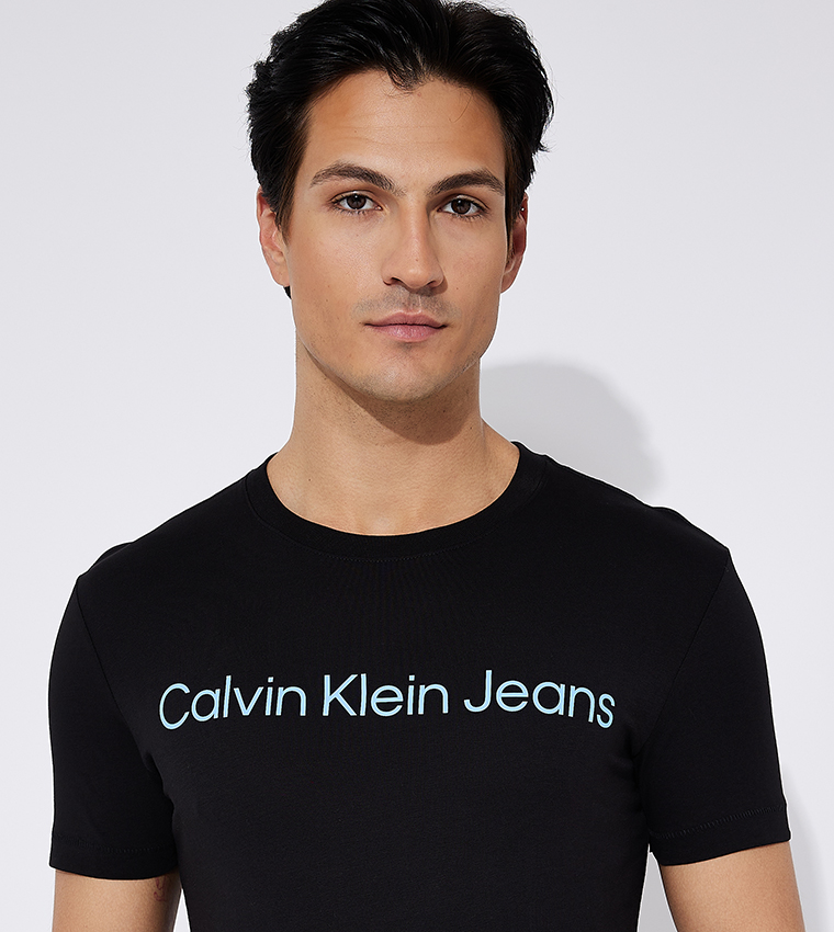 تيشيرت بأكمام قصيرة وشعار العلامة التجارية 