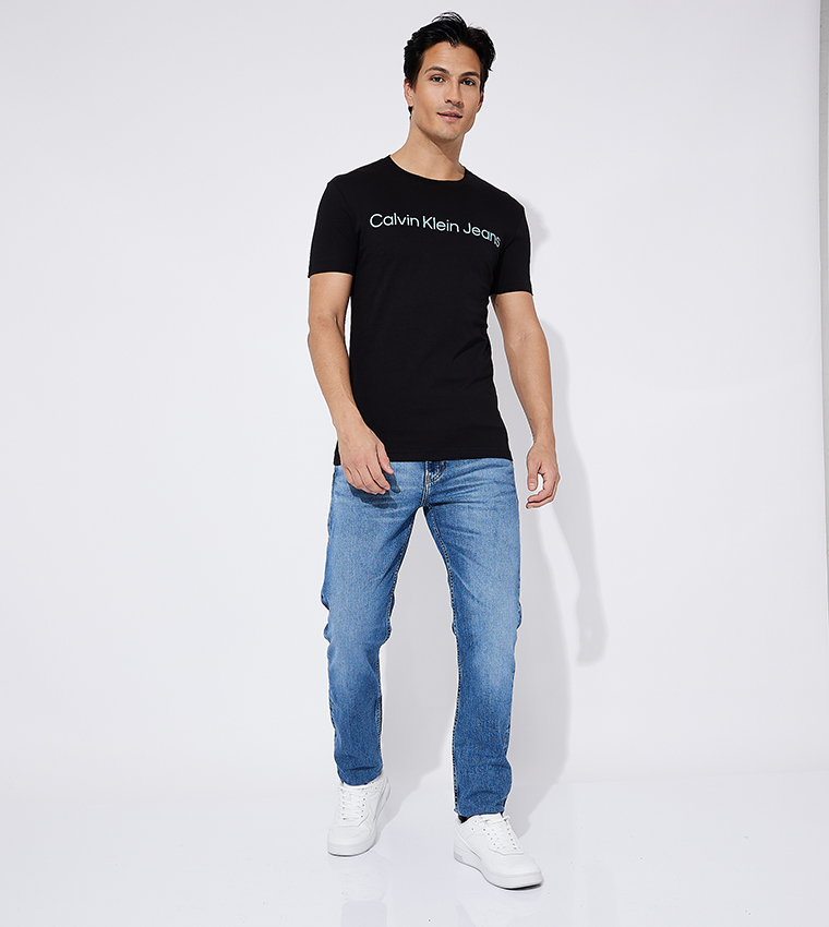 تيشيرت بأكمام قصيرة وشعار العلامة التجارية 