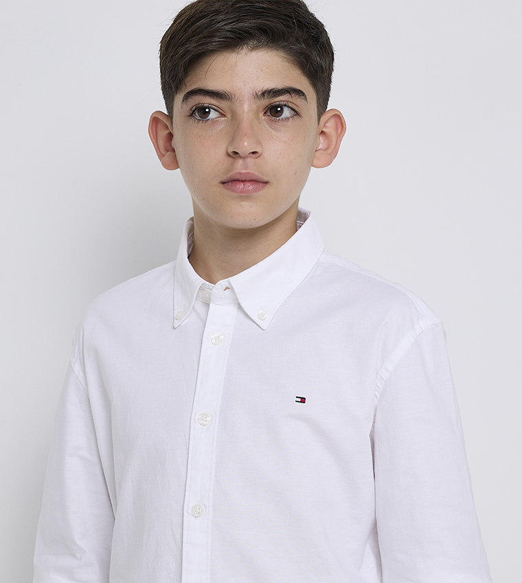 قميص مطرز بالشعار بأكمام طويلة  