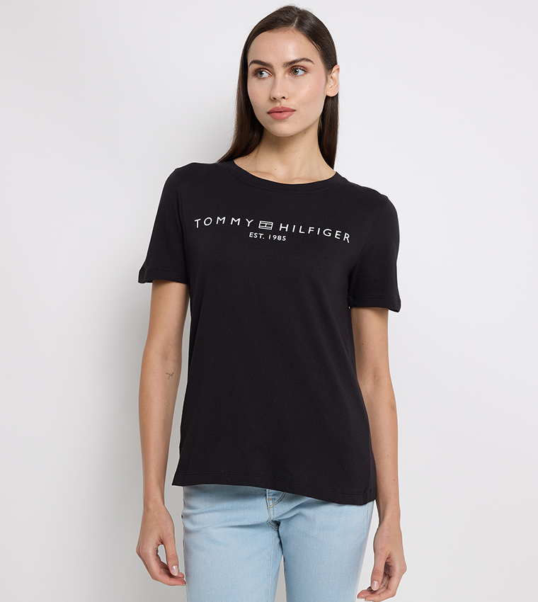 تيشيرت بأكمام قصيرة وطبعة شعار 