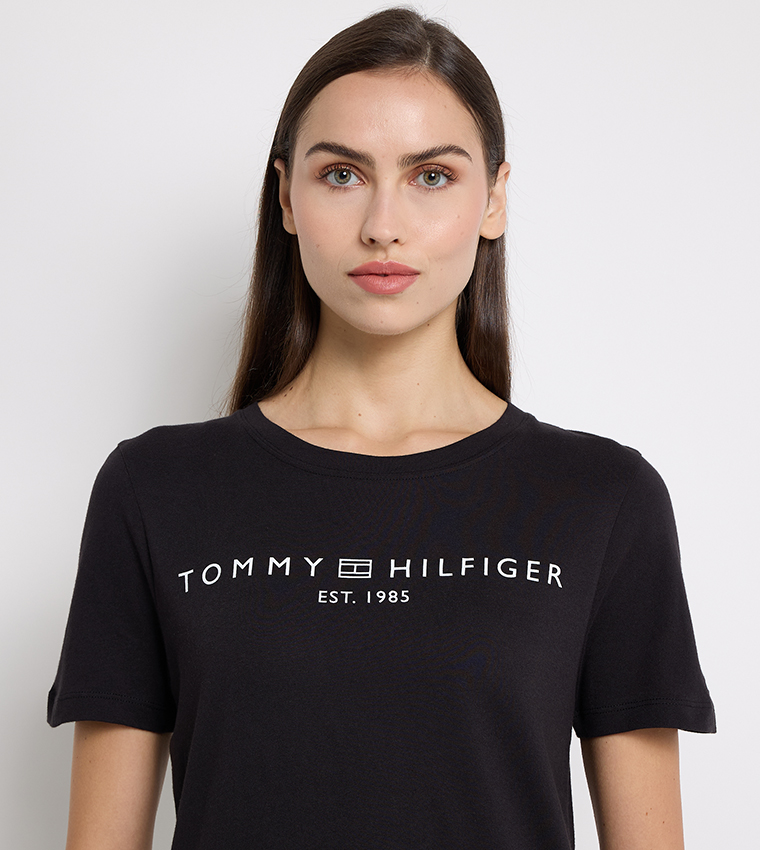 تيشيرت بأكمام قصيرة وطبعة شعار 