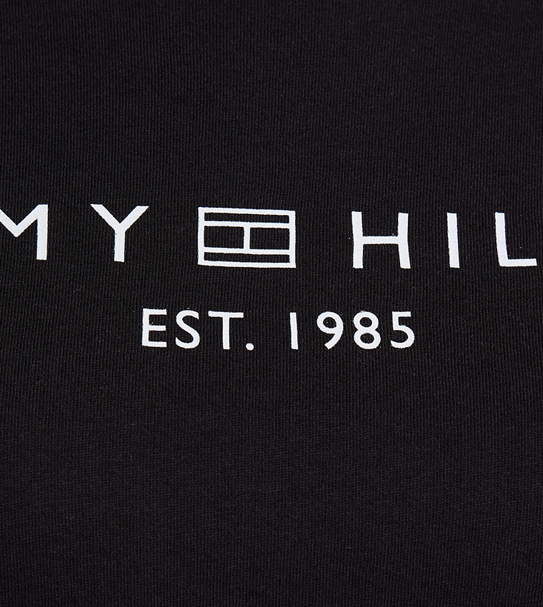 تيشيرت بأكمام قصيرة وطبعة شعار 