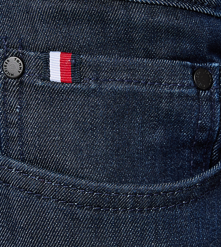 بنطال جينز ضيق 