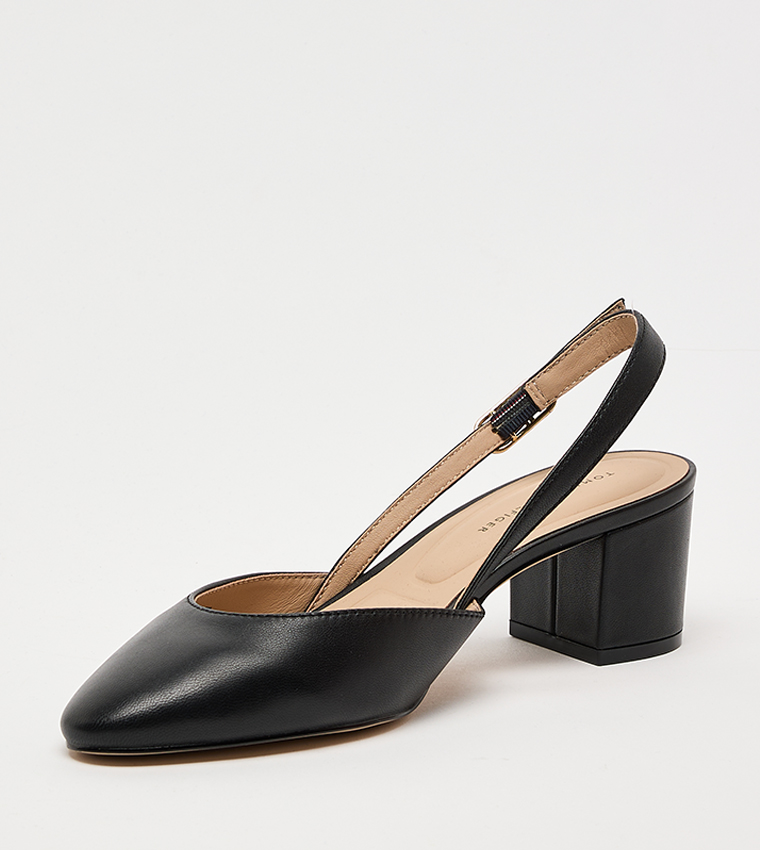 حذاء بكعب عريض ومقدمة لوزية وحزام خلفي 