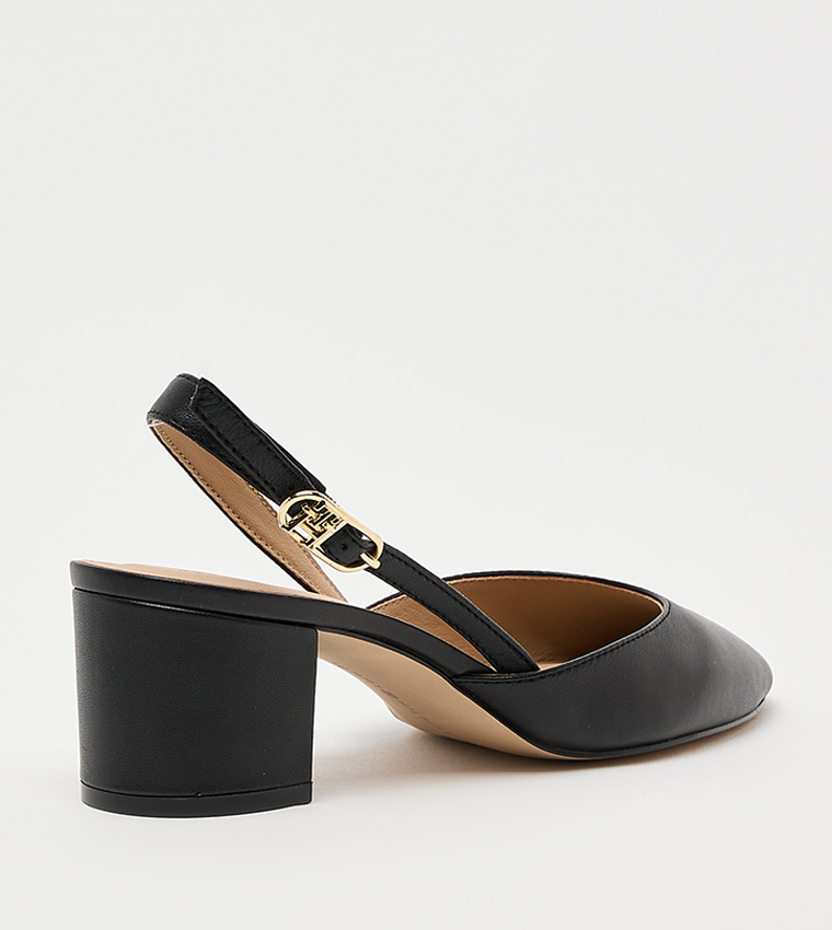 حذاء بكعب عريض ومقدمة لوزية وحزام خلفي 