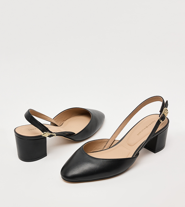 حذاء بكعب عريض ومقدمة لوزية وحزام خلفي 