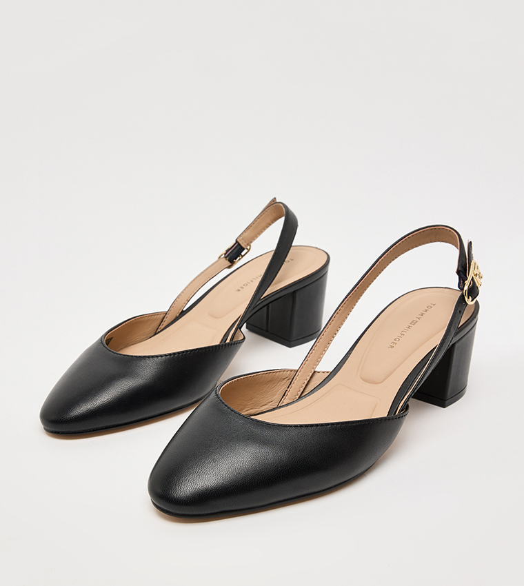 حذاء بكعب عريض ومقدمة لوزية وحزام خلفي 