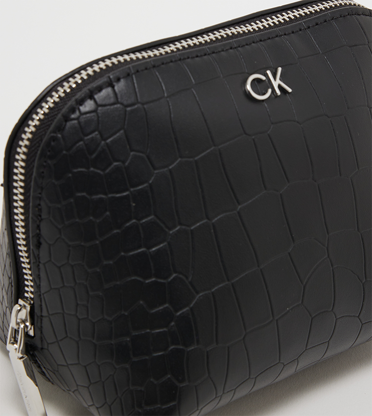 حقيبة تجميل بشعار