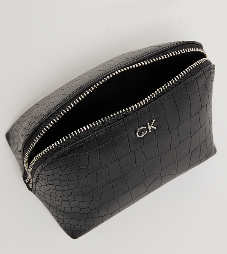 حقيبة تجميل بشعار