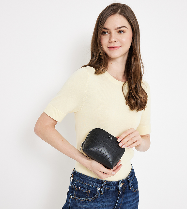 حقيبة تجميل بشعار