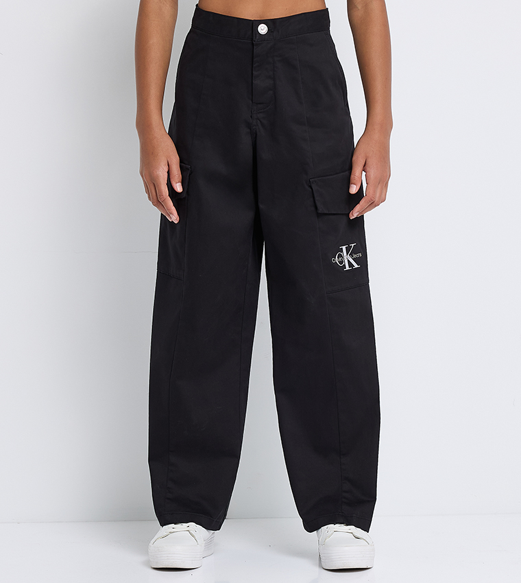 بنطال كارغو متعدد الجيوب مطرز بشعار