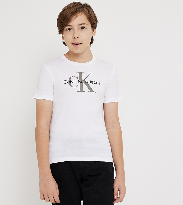 تيشيرت بأكمام قصيرة مطبوع بشعار