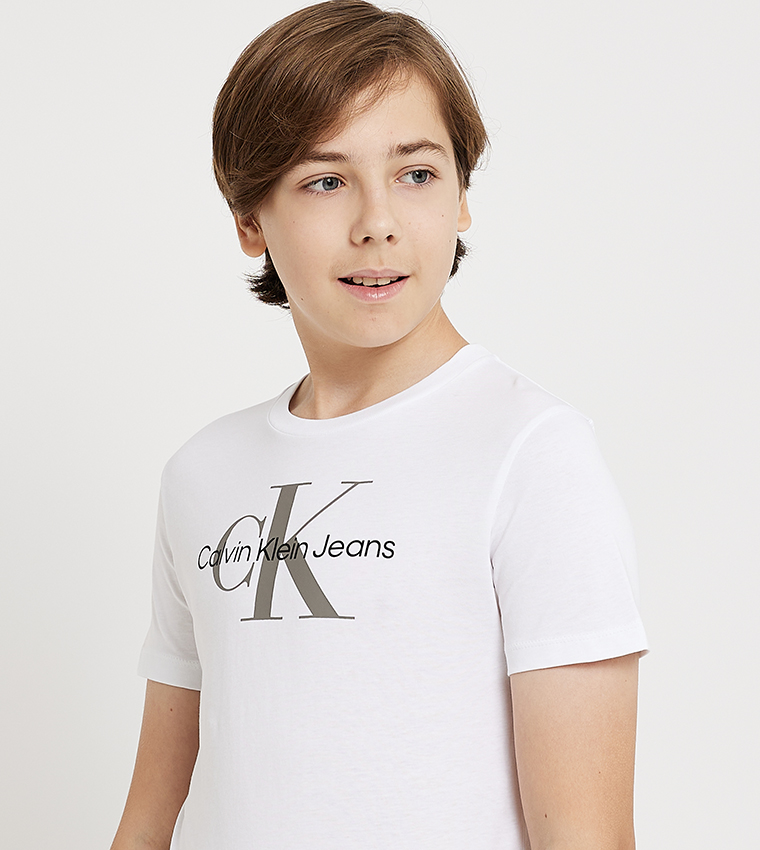 تيشيرت بأكمام قصيرة مطبوع بشعار