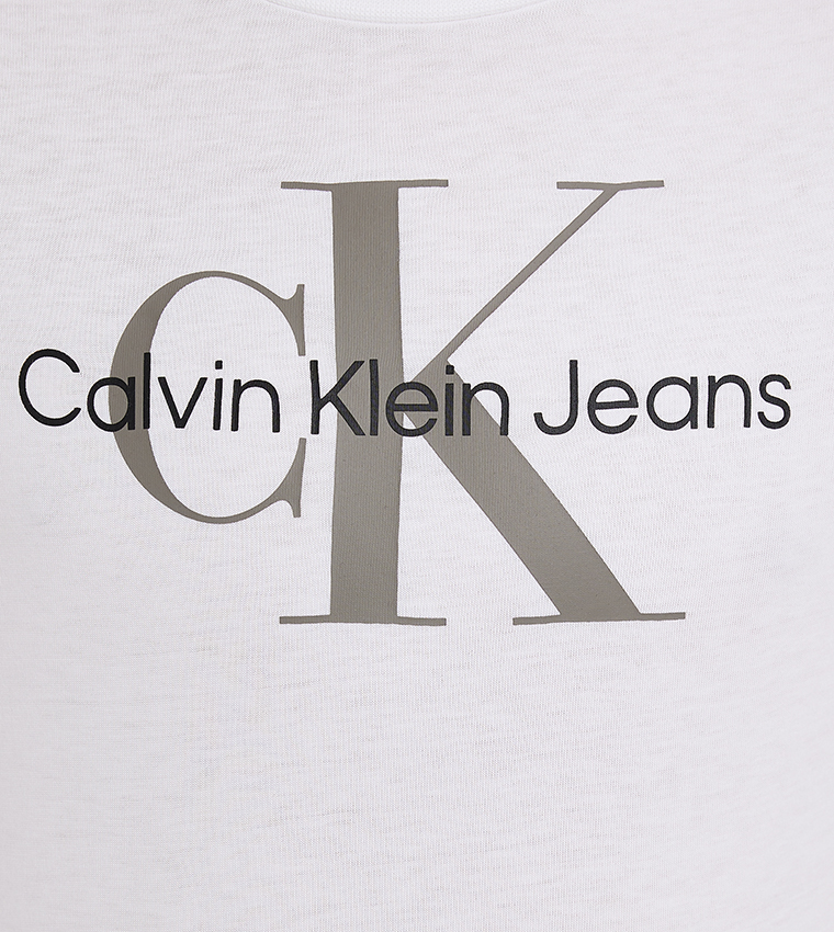 تيشيرت بأكمام قصيرة مطبوع بشعار