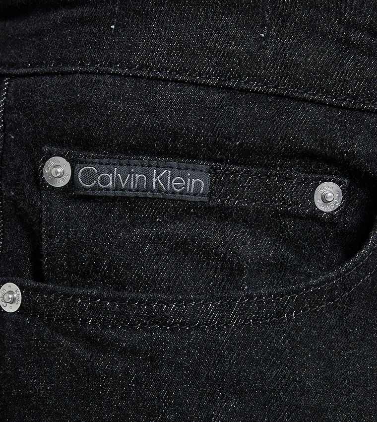 جينز باهت بخصر متوسط وقصة مستقيمة