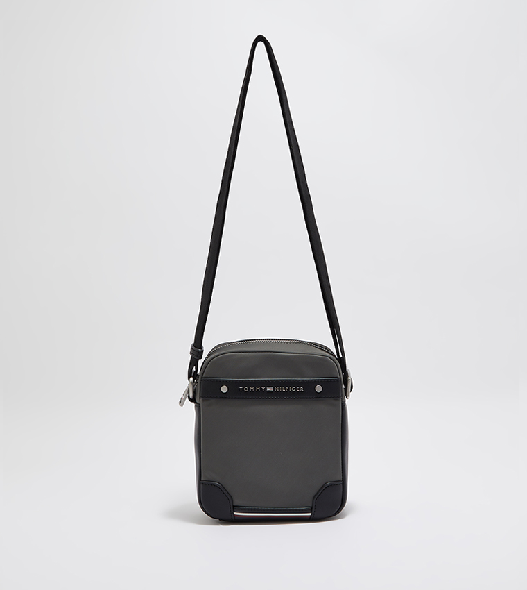 Tommy hilfiger best sale essential messenger bag