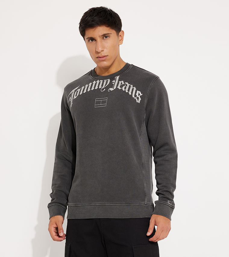 Black sweatshirt hot sale with jeans