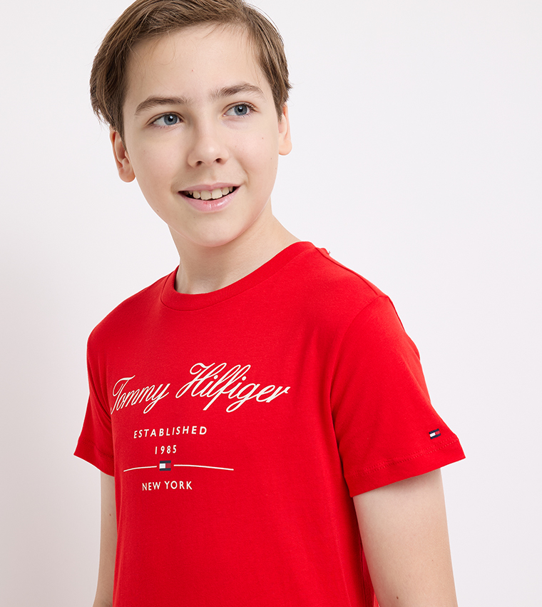 تيشيرت برقبة مستديرة وطبعة شعار 