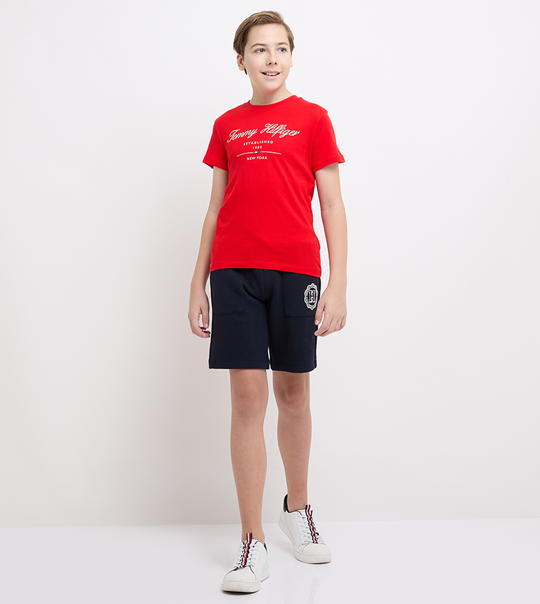 تيشيرت برقبة مستديرة وطبعة شعار 