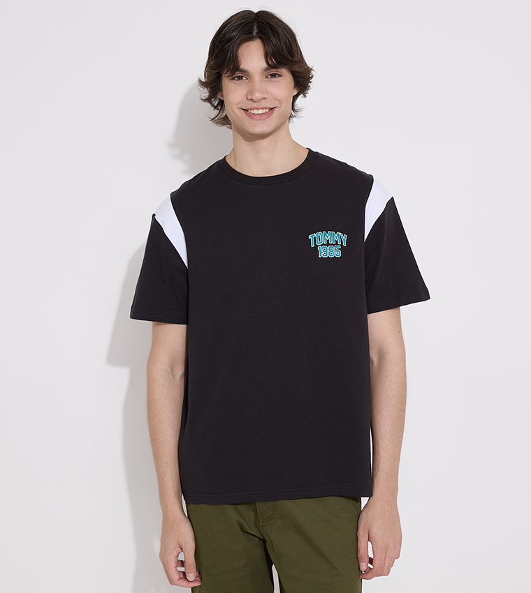 تيشيرت مطرز بشعار وبياقة مستديرة 