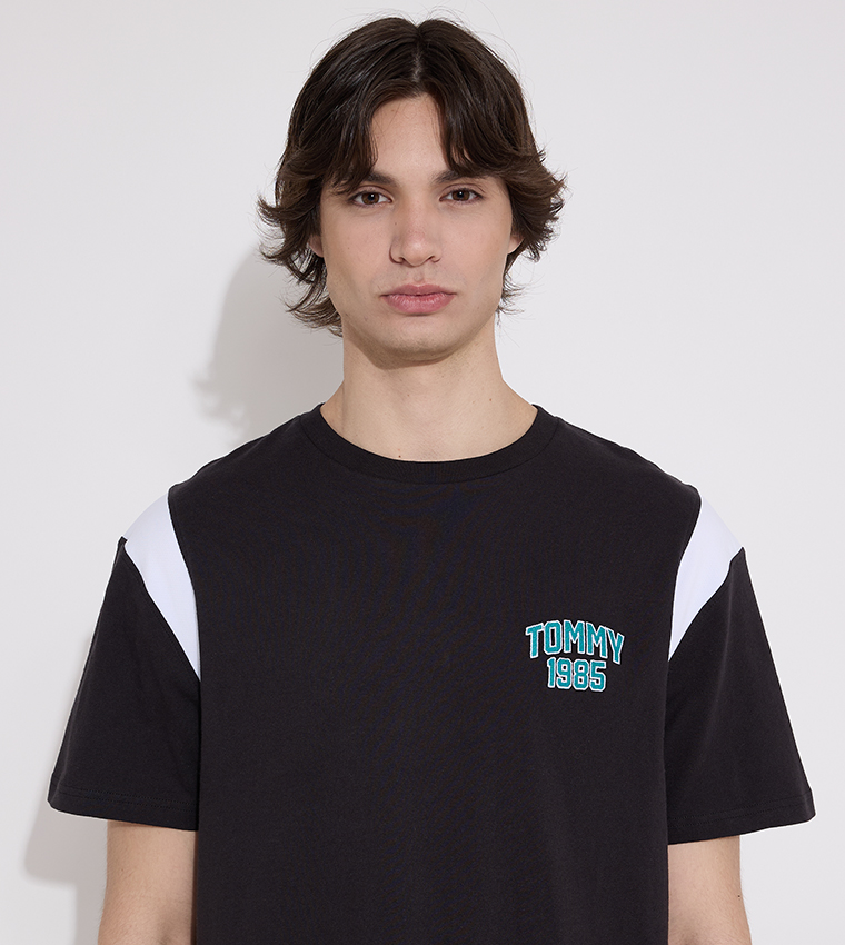 تيشيرت مطرز بشعار وبياقة مستديرة 