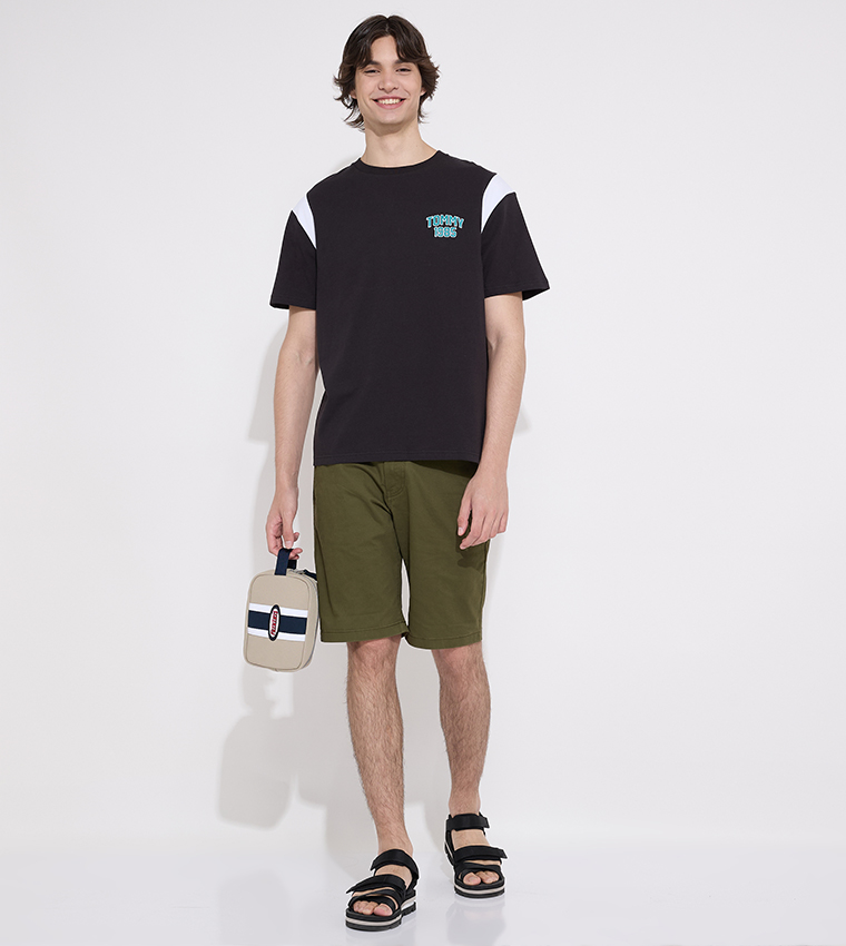 تيشيرت مطرز بشعار وبياقة مستديرة 