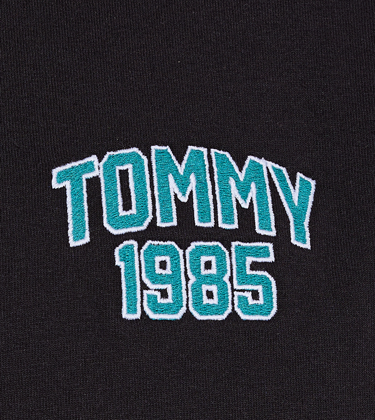 تيشيرت مطرز بشعار وبياقة مستديرة 