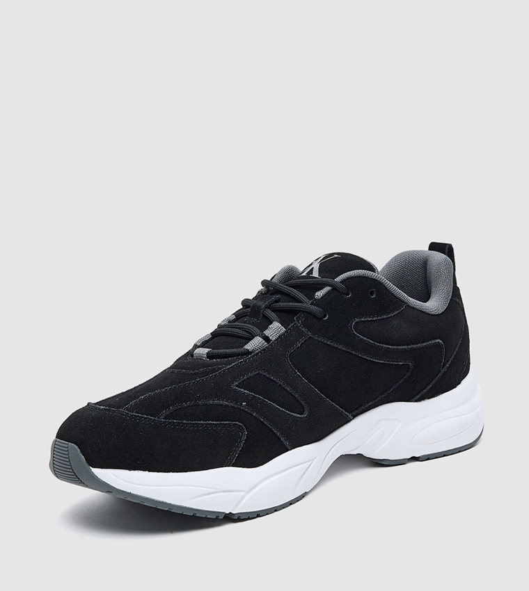 حذاء رياضي بشعار العلامة التجارية