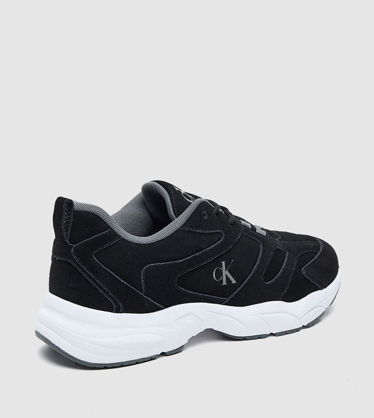 حذاء رياضي بشعار العلامة التجارية