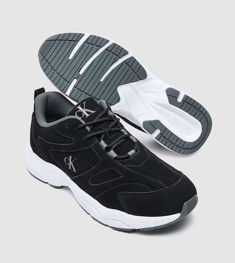 حذاء رياضي بشعار العلامة التجارية