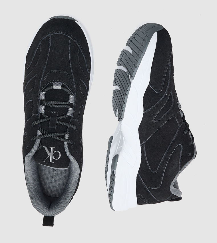 حذاء رياضي بشعار العلامة التجارية