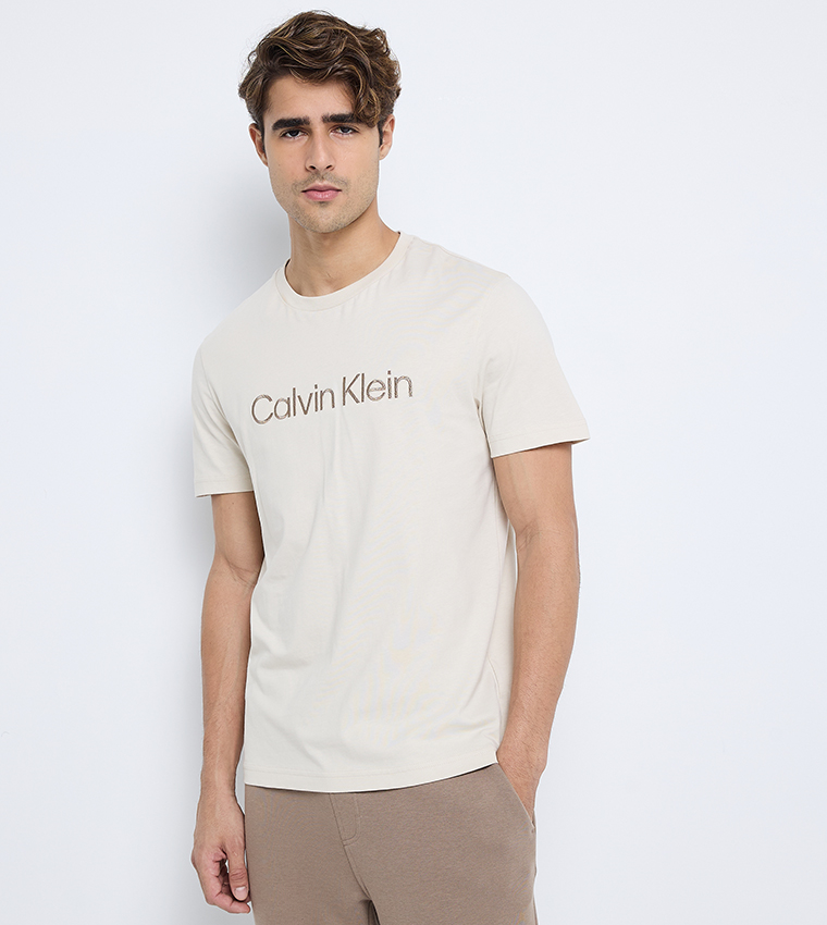 تيشيرت بأكمام قصيرة بتطريز شعار