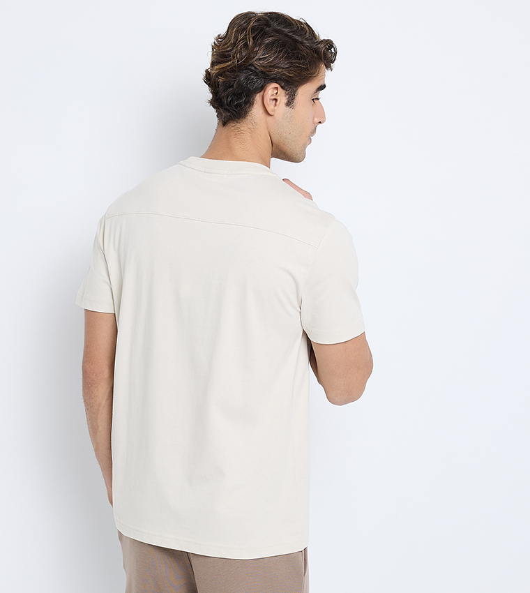 تيشيرت بأكمام قصيرة بتطريز شعار