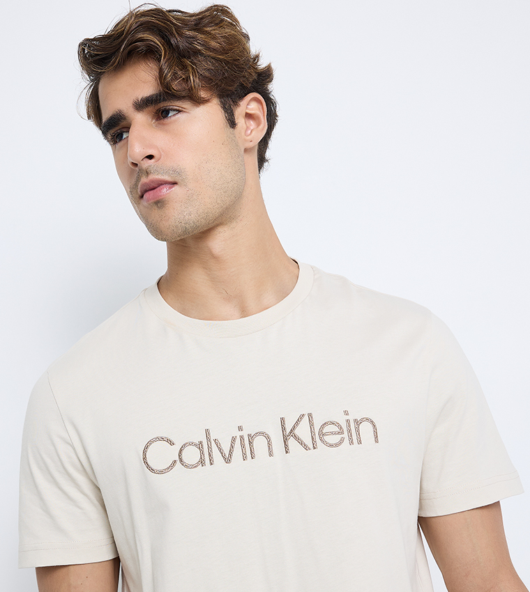 تيشيرت بأكمام قصيرة بتطريز شعار