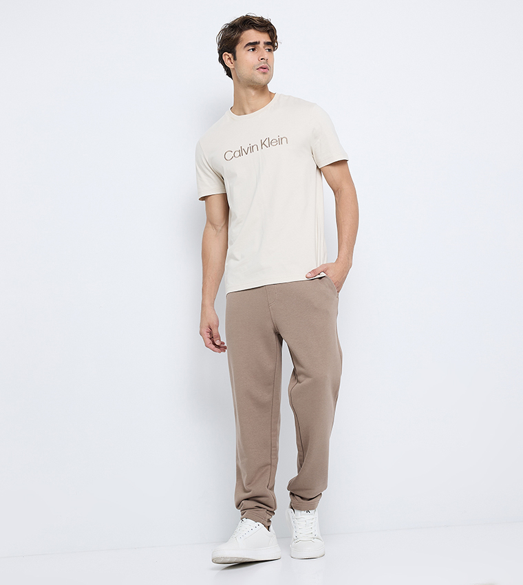 تيشيرت بأكمام قصيرة بتطريز شعار