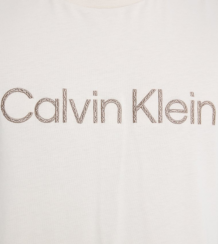 تيشيرت بأكمام قصيرة بتطريز شعار