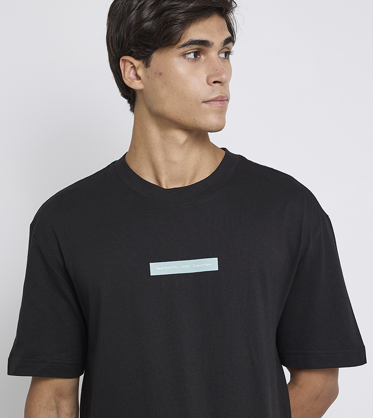 تيشيرت بياقة مستديرة بشعار