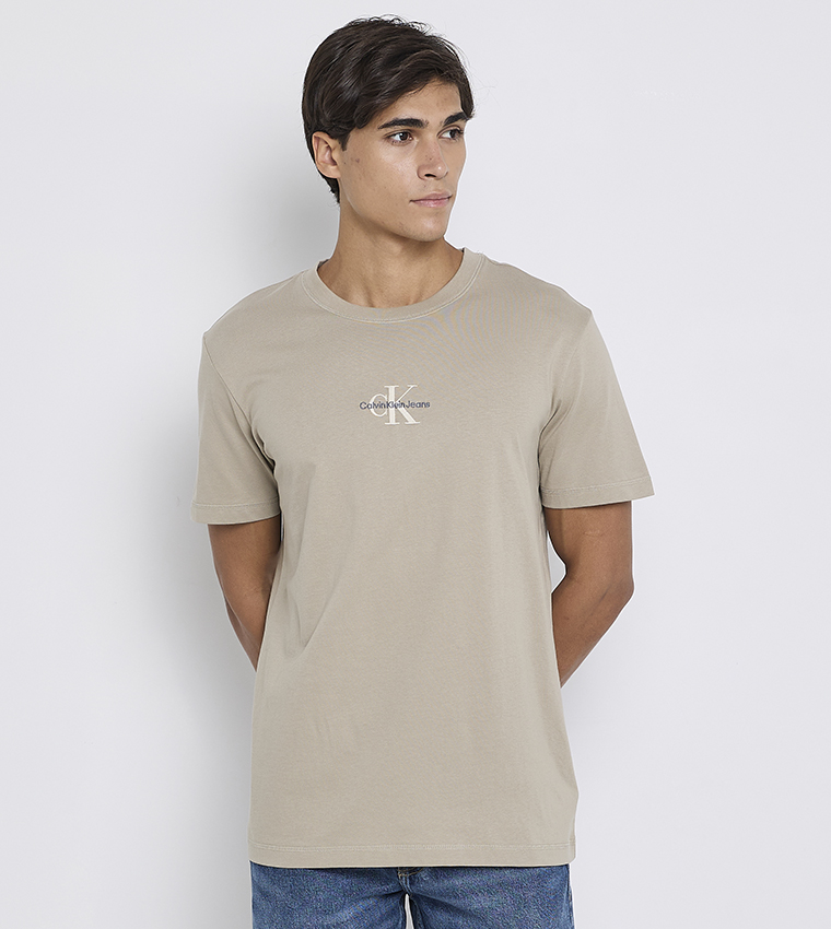 تيشيرت بياقة مستديرة بطبعة شعار