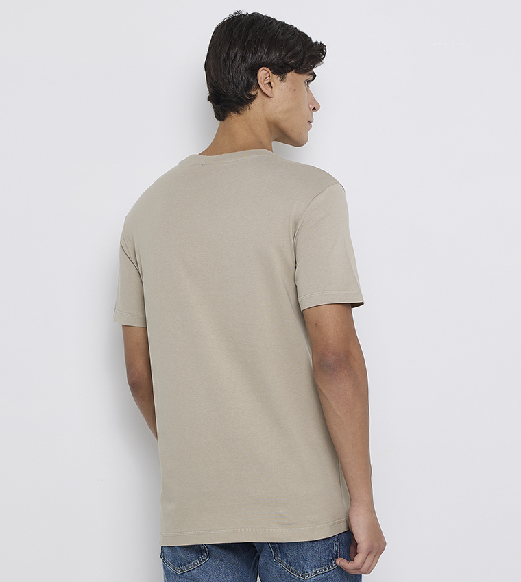 تيشيرت بياقة مستديرة بطبعة شعار