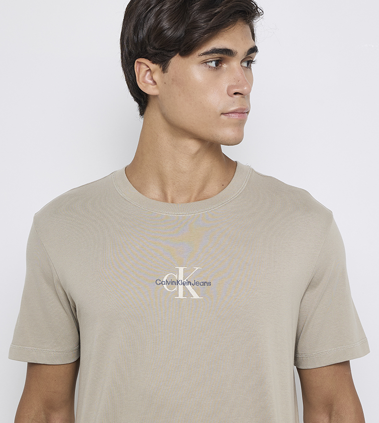 تيشيرت بياقة مستديرة بطبعة شعار