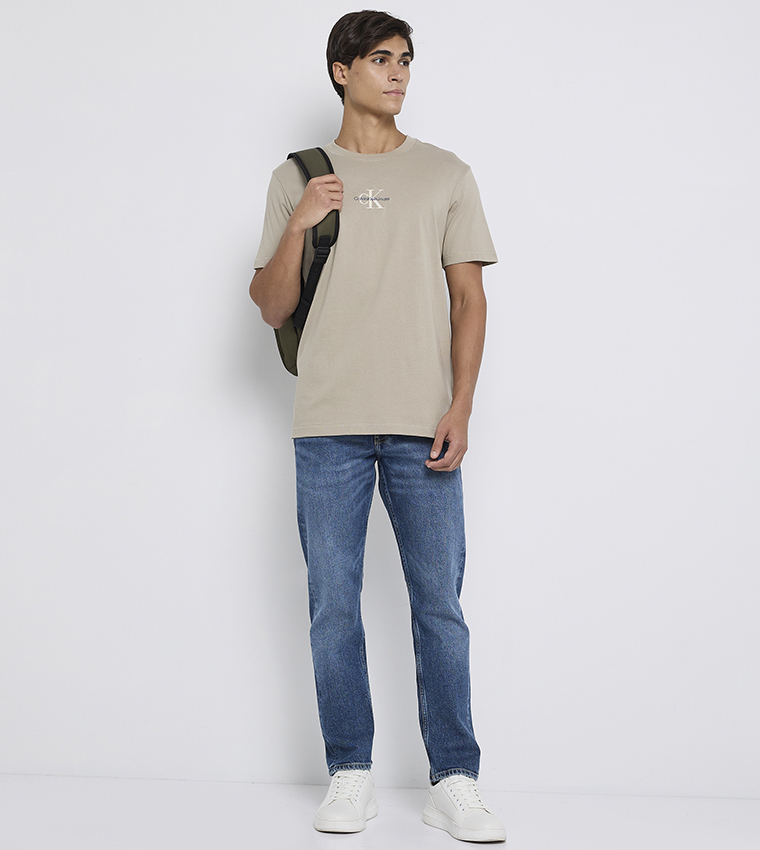 تيشيرت بياقة مستديرة بطبعة شعار