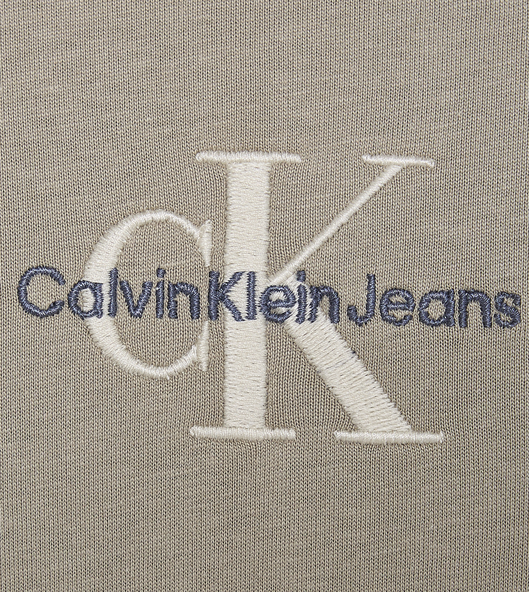 تيشيرت بياقة مستديرة بطبعة شعار