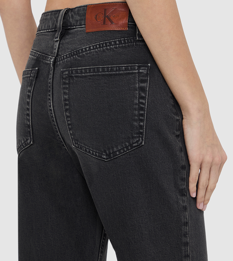 بنطلون جينز بخصر عالي بقصة مستقيمة 