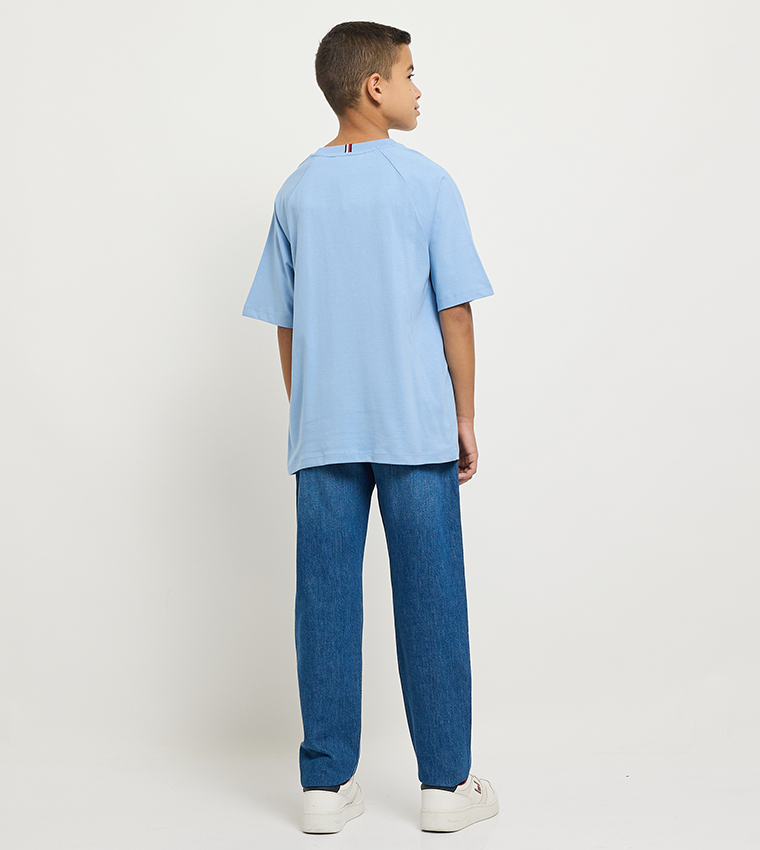 تيشيرت بشعار وياقة مستديرة 