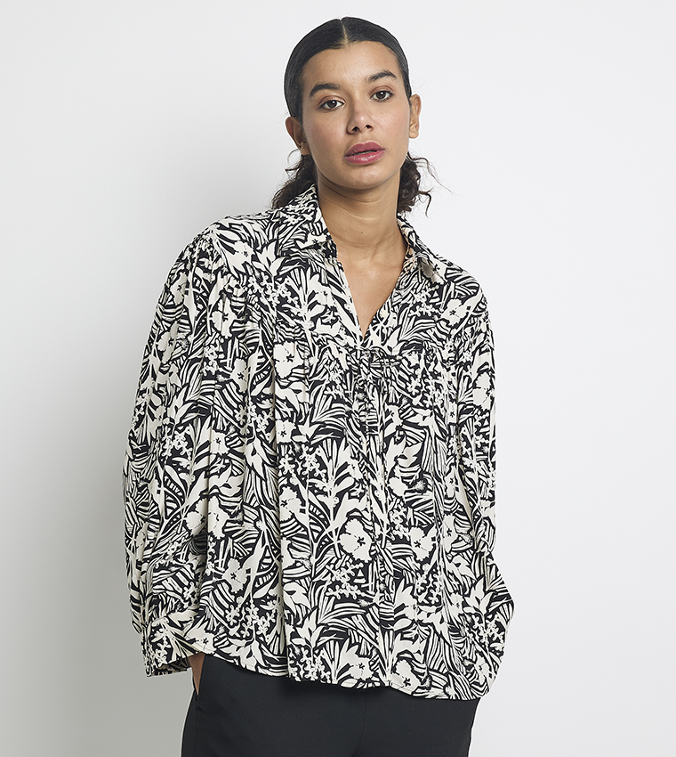 قميص بربطة أمامية 