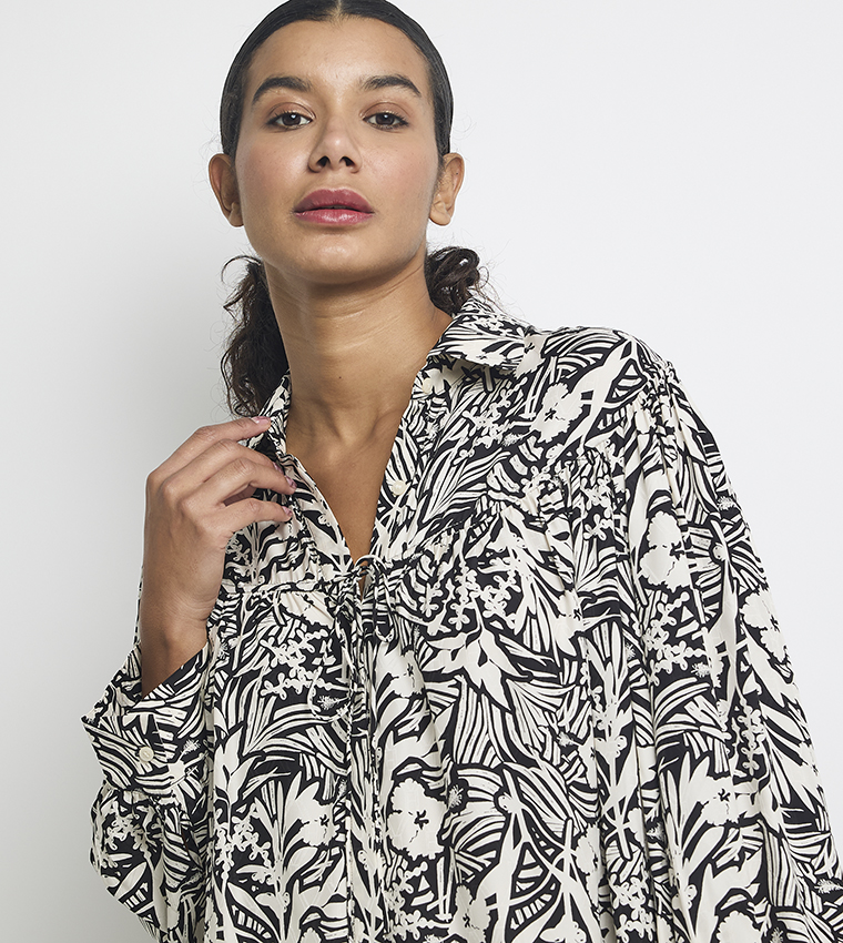 قميص بربطة أمامية 