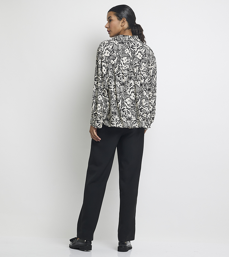 قميص بربطة أمامية 