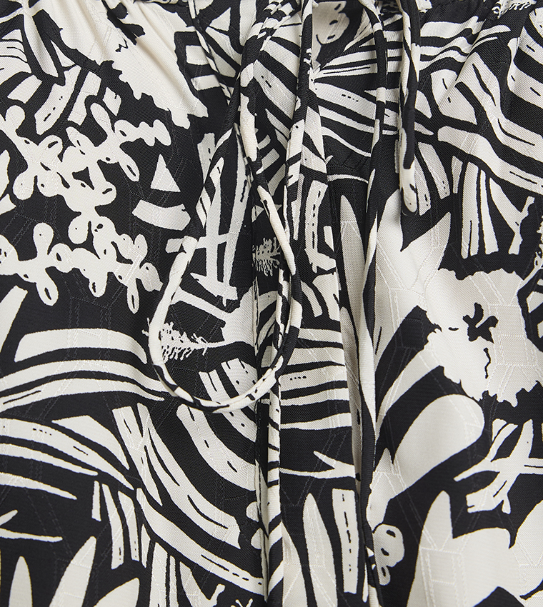 قميص بربطة أمامية 