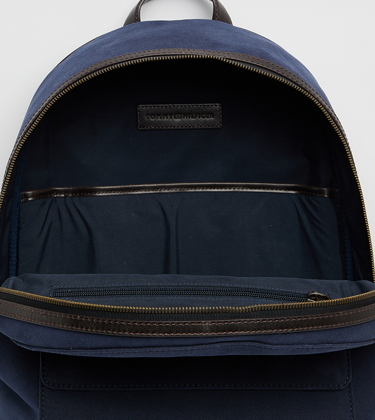 شنطة ظهر بشعار