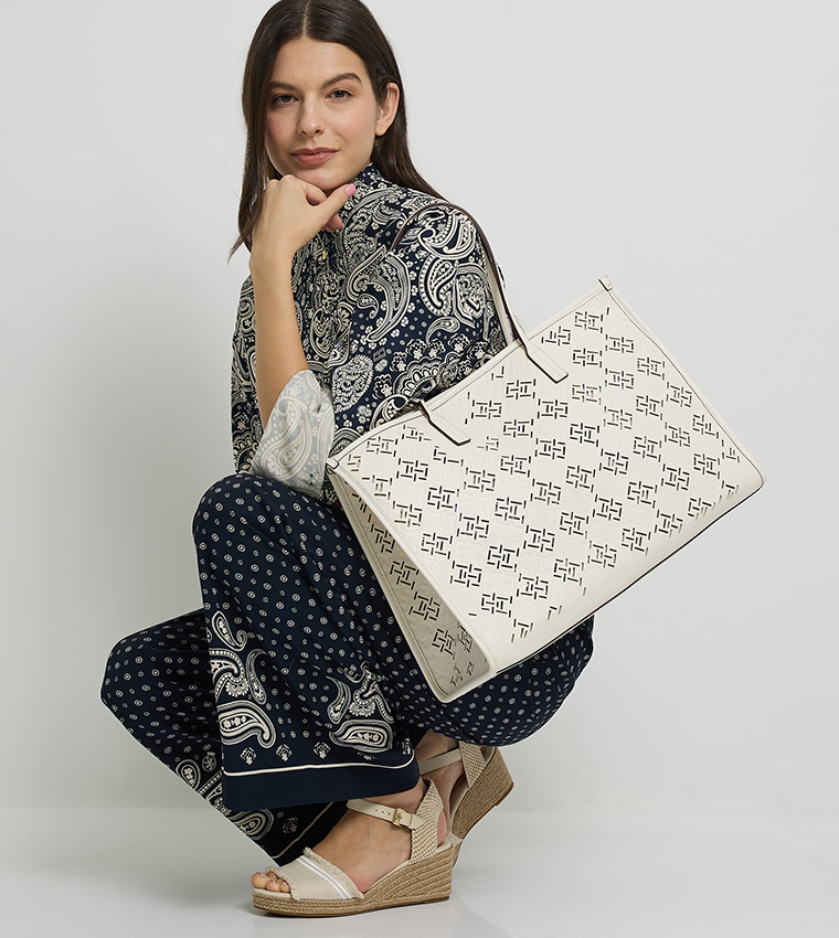 شنطة توت بشعار 